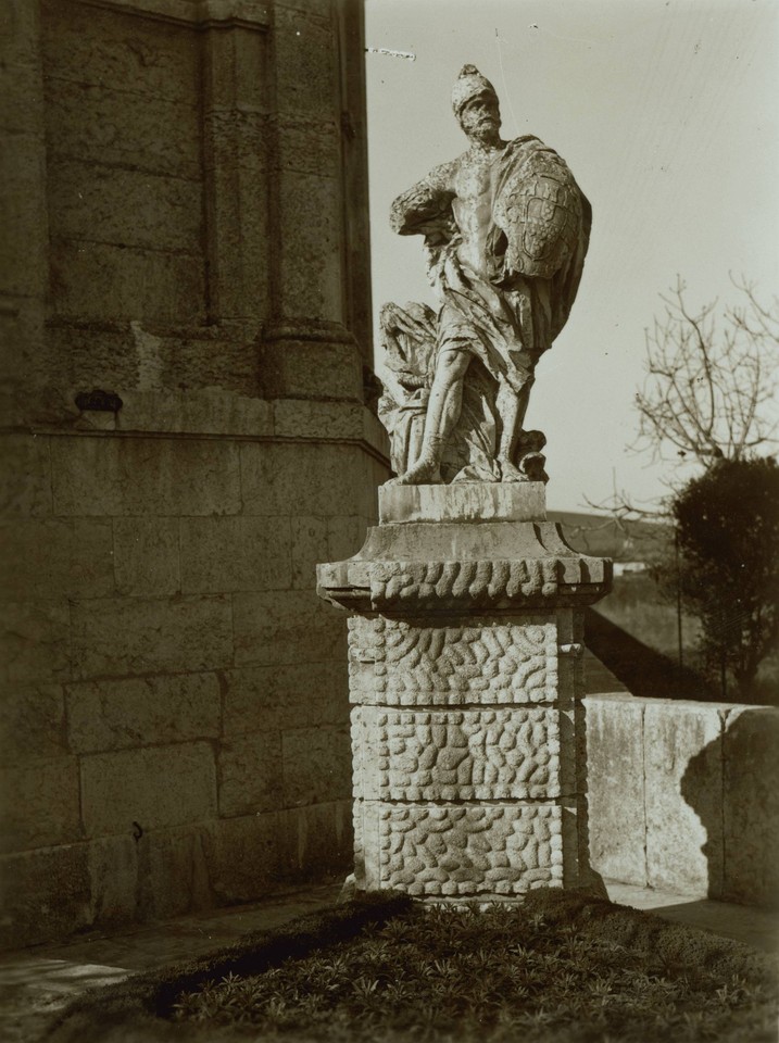 O Guerreiro, estátua colocada na entrada do aqued