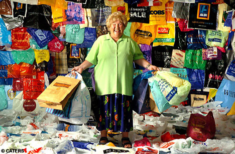 a senhora dos sacos de plastico