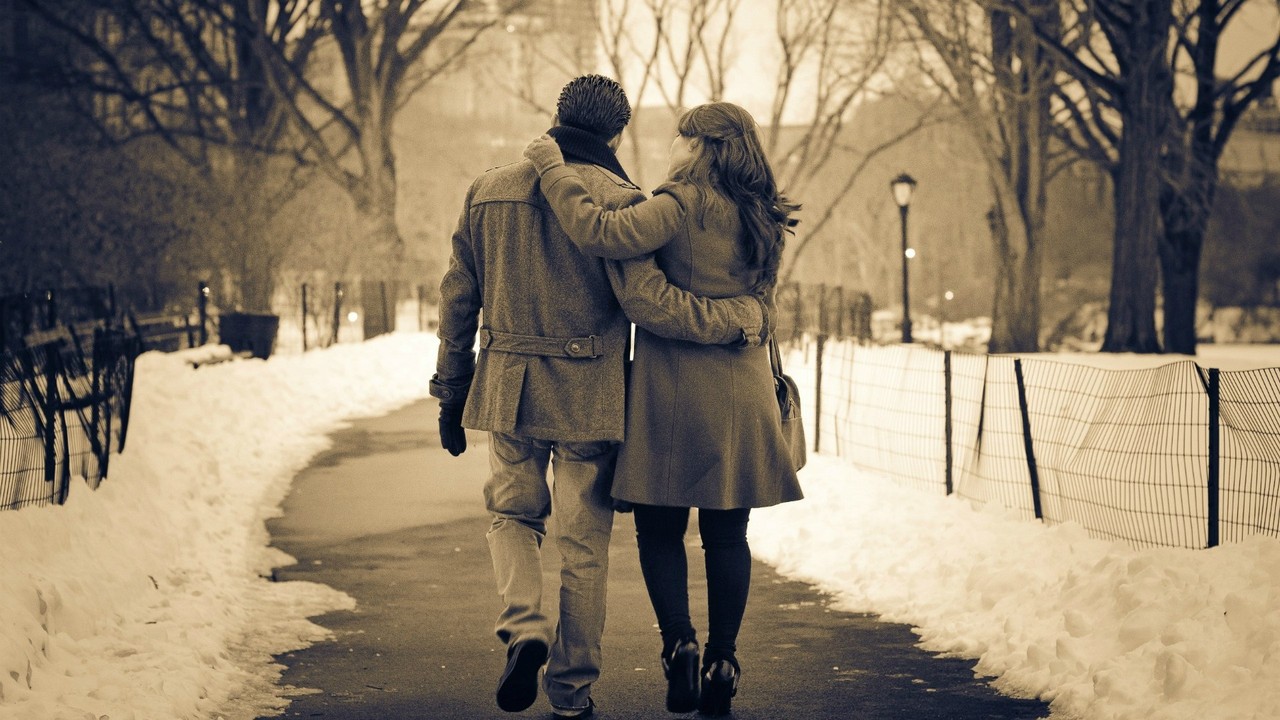Love_Lovers_walk_in_winter_park_095730_.jpg