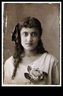 Senhorita Goesa em Lisboa Anos 20/30 séc,XX Fotógrafo não identificado Senhorita Goesa em Lisboa Anos 20/30 séc,XX Fotógrafo não identificado