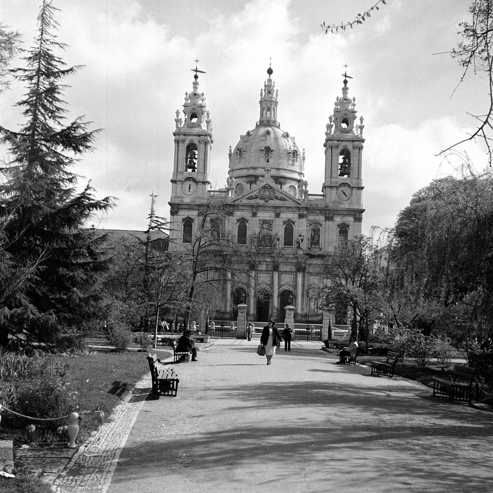 Basílica da Estrela vista do jardim da Estrela, f