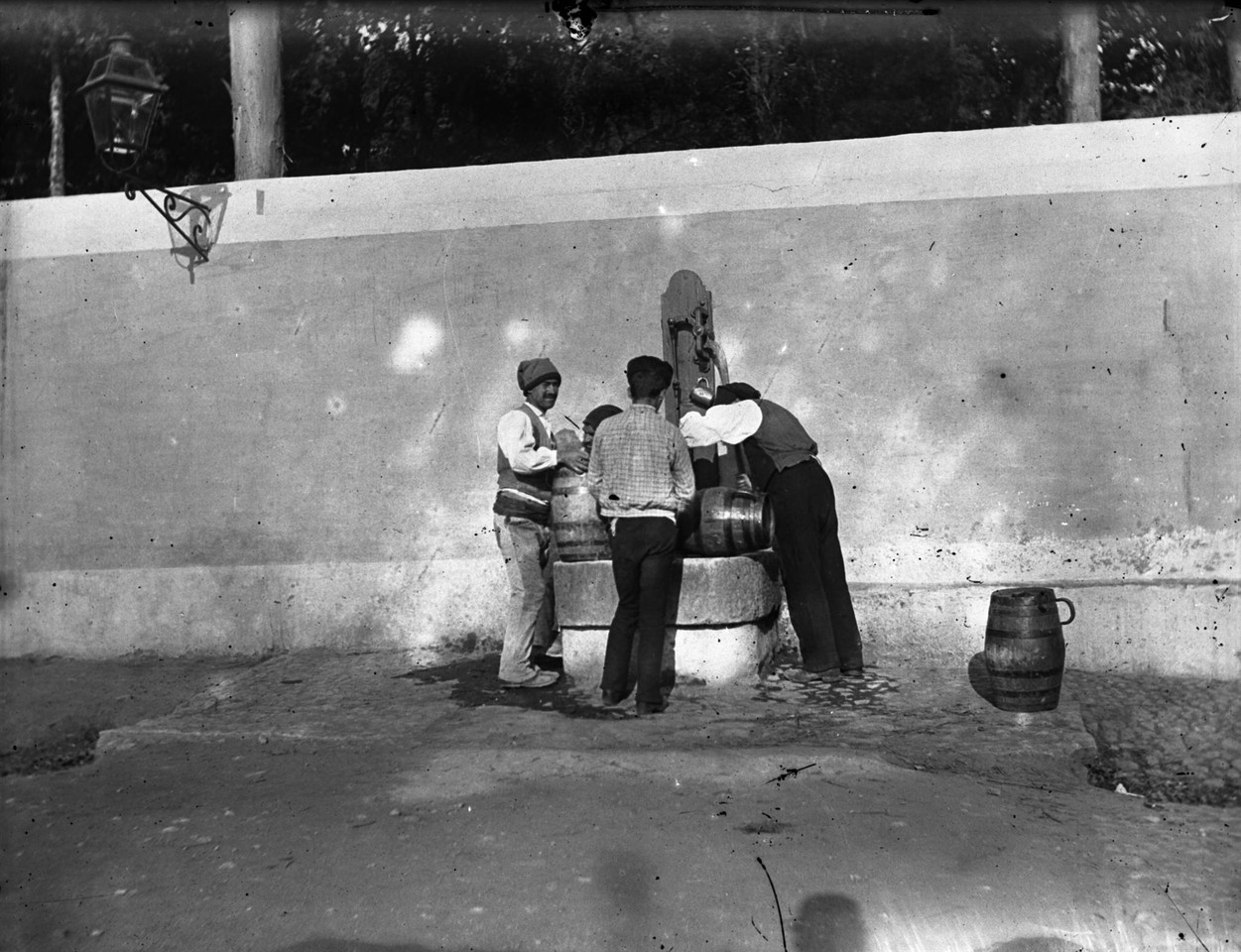 Aguadeiros num chafariz, sd, foto de João Goulart