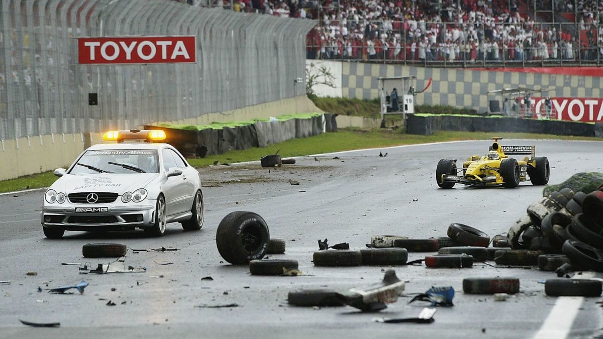 Destroços invadiram circuito de Interlagos