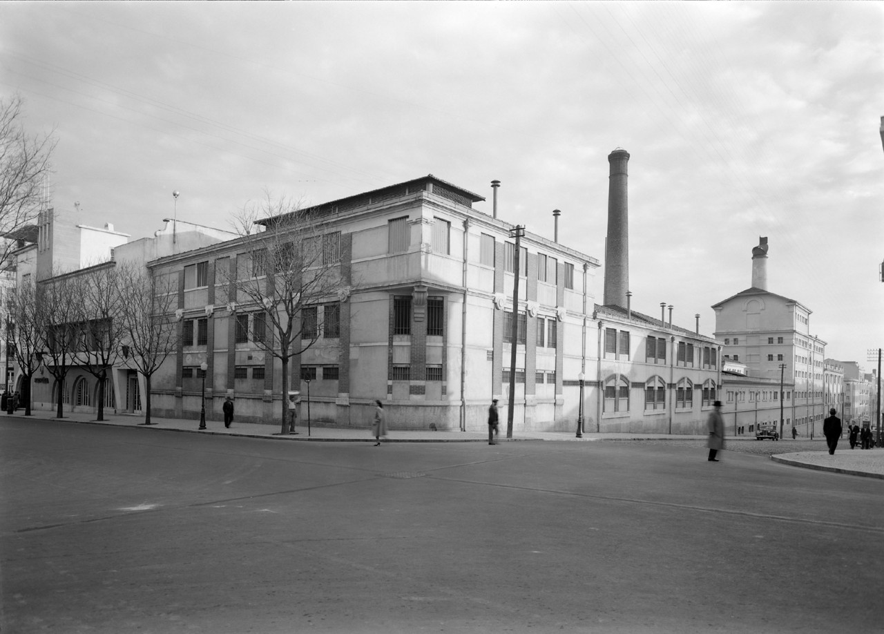 Rua Pascoal de Melo no cruzamento com a Ant.º Pedro, Arroios (M. Novais, c. 1950)