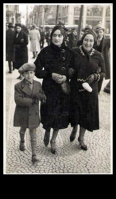 Senhora goesa passeando acompanhada, no Rossio. Anos 40 do século XX. Senhora goesa passeando acompanhada, no Rossio. Anos 40 do século XX.