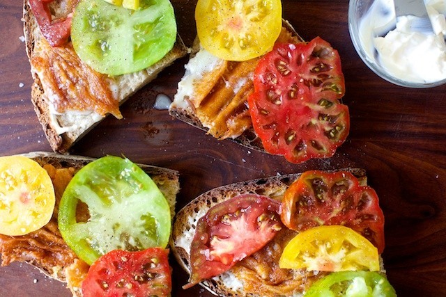 tostas com tomate e queijo provolone crocante.jpeg