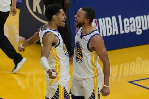 Jordan Poole e Steph Curry