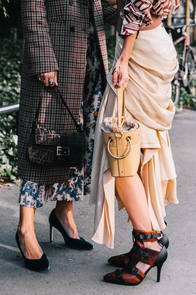 looks_paris_fashion_week_zapatos_terciopelo_abrigo