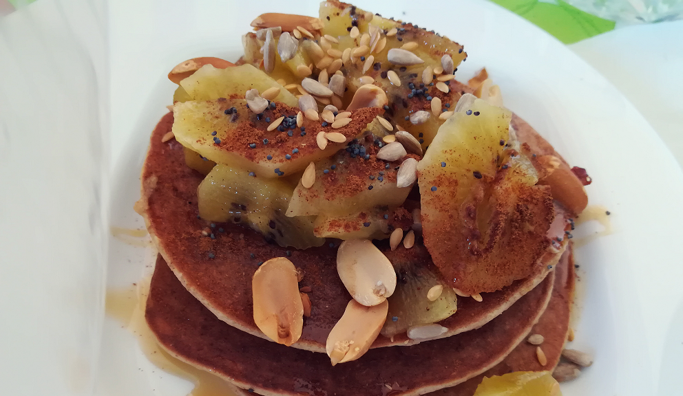 As Melhores Panquecas Saudáveis com Mel, Canela, Kiwi, Amendoins e Sementes