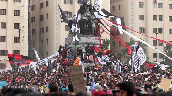 "Quando a opressão aumenta / Muitos se desencorajam / Mas a coragem dele cresce. / Ele organiza a luta / Pelo tostão do salário, pela água do chá / E pelo poder no Estado. / Pergunta à propriedade: / Donde vens tu? / Pergunta às opiniões: / A quem aproveitais? / Onde quer que todos calem / Ali falará ele / E onde reina a opressão e se fala do Destino / Ele nomeará os nomes. / Onde se senta à mesa / Senta-se a insatisfação à mesa / A comida estraga-se / E reconhece-se que o quarto é acanhado. / Pra onde quer que o expulsem, para lá / Vai a revolta, e donde é escorraçado / Fica ainda lá o desassossego." LOUVOR DO REVOLUCIONÁRIO - Bertolt Brecht