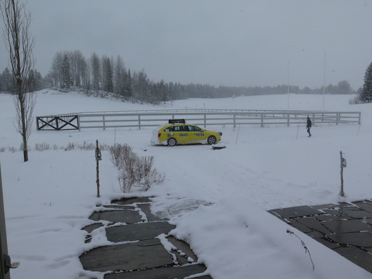 O táxi que nos veio buscar, visto da porta da entrada na ala residencial do FÄVIKEN