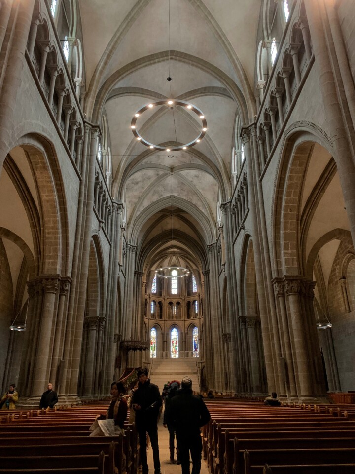 Interior da Catedral de St Pierre.JPG