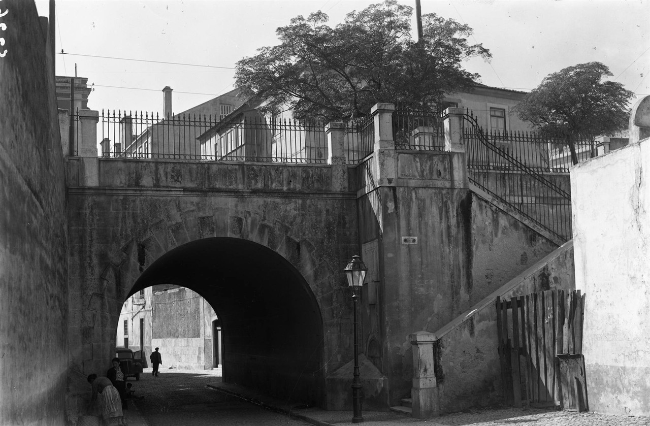 Arco do Regueirão dos Anjos, junto à Rua Febo Mo