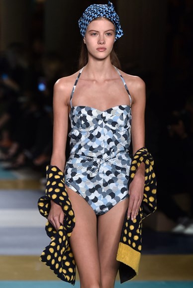 miu-miu-desfile-primavera-verao-2017 (10).jpg