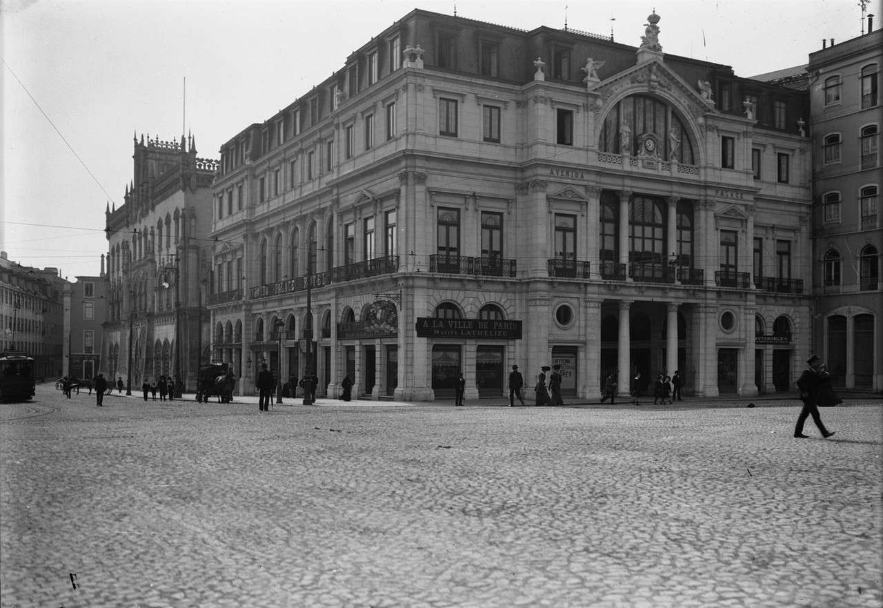 Avenida Palace Hotel, vendo-se, também, a estaç