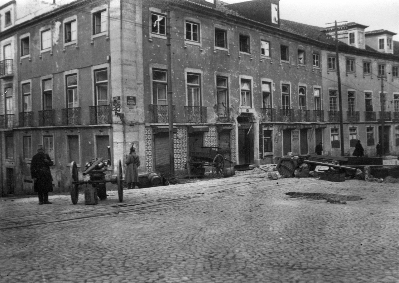 Barricada junto do Palácio Cruz Alagoa, na revolt