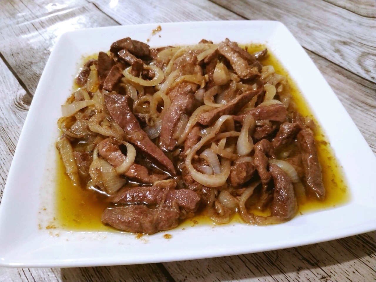 Faça o boteco em casa com uma receita de isca de fígado acebolado