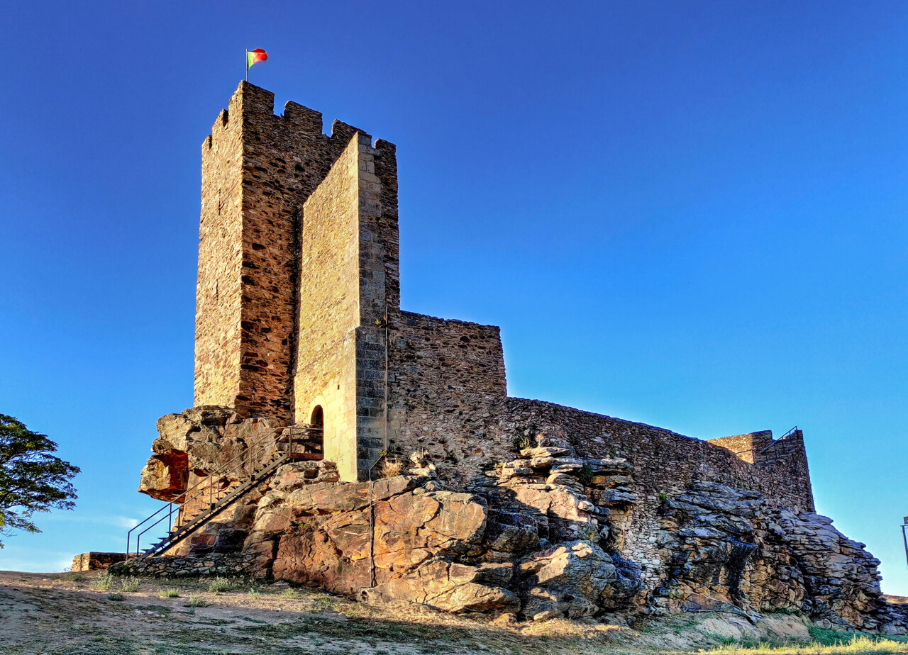 Castelo templário de Mogadouro.jpg