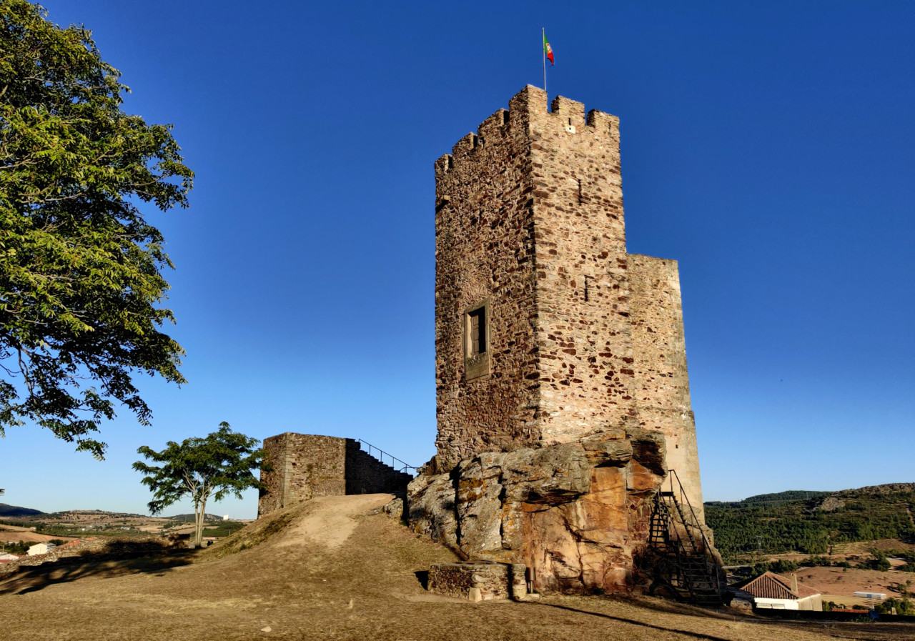 Ruina do castelo de Mirande do Douro.jpg