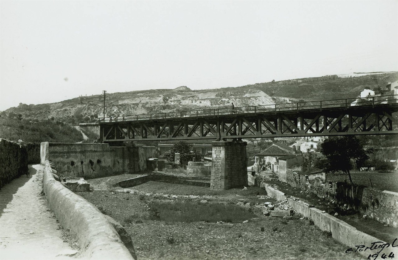 Caminho que liga a rua da Ribeira de Alcântara ao