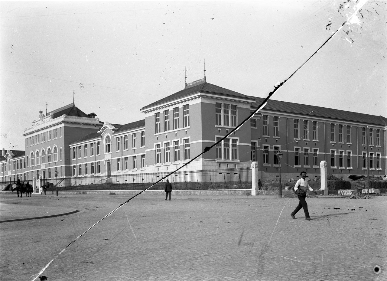 Liceu Camões, 1909, foto de Joshua Benoliel.jpg Liceu Camões, 1909, foto de Joshua Benoliel.jpg