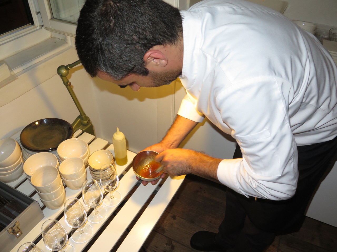 Tiago Feio preparando a emulsão de azeite e malte de cevada