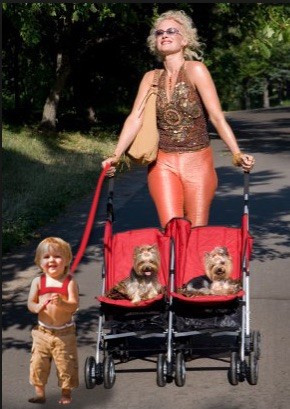 Passear a filha, passear com o cão. O mundo às avessas!