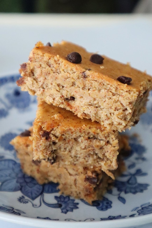 quadrados de grão-de-bico com manteiga de amêndoa e pepitas de chocolate