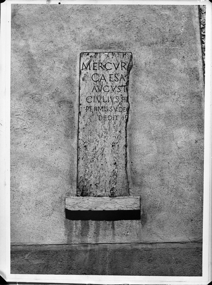 Lápide romana, sd, foto de Est´dios Mário Novai