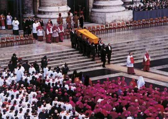 O caixão trapezoidal do Papa João Paulo I em seu
