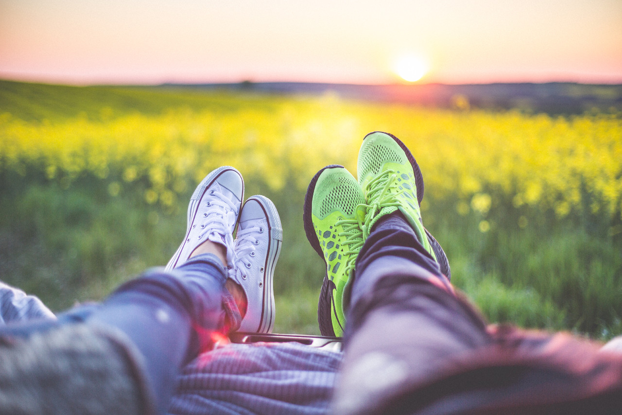 young-couple-relaxing-enjoying-sunset-from-the-car