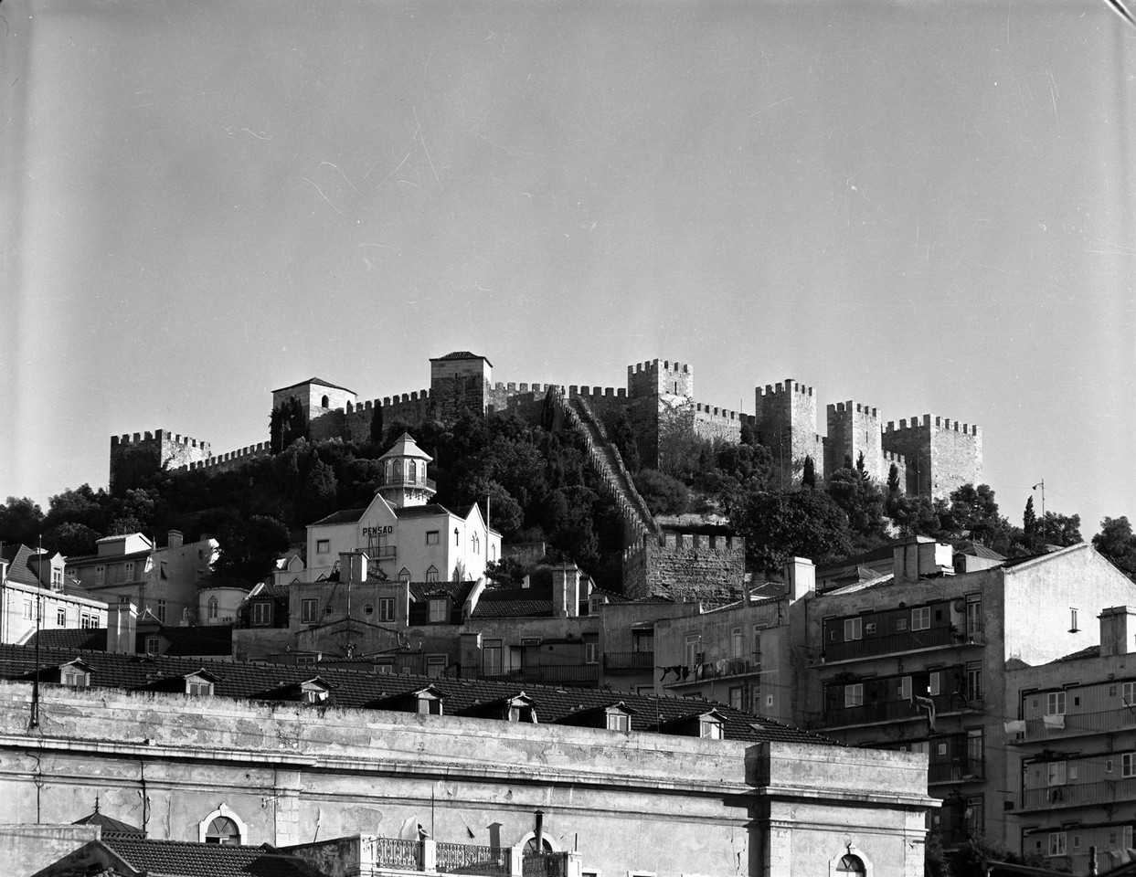 Panorâmica sobre o castelo de S. Jorge, vendo-se Panorâmica sobre o castelo de S. Jorge, vendo-se