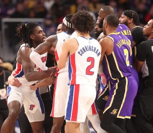 Confusão entre Pistons e Lakers