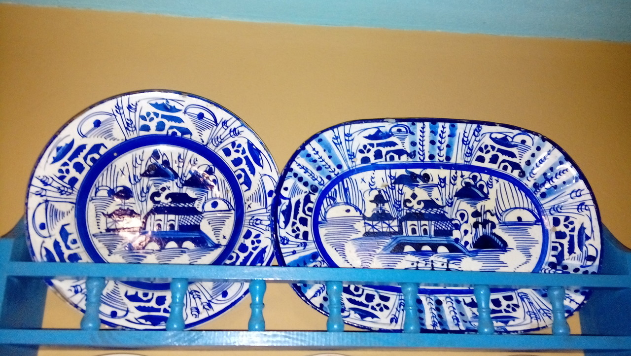 Prato e Travessa na estante.jpg Prato e Travessa na estante.jpg