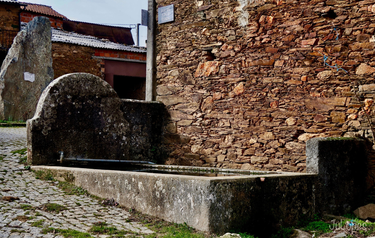 Tanque (chafariz) de Paçó de Rio Frio, Bragança - Fontes, bebedouros e ...