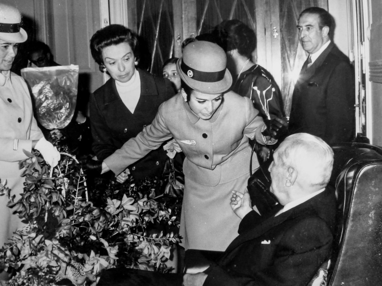 As Assistentes de Bordo Teresa Inácio e M.ª  José Azevedo oferecem flores da Madeira ao Presidente Salazar, 28/IV/1970