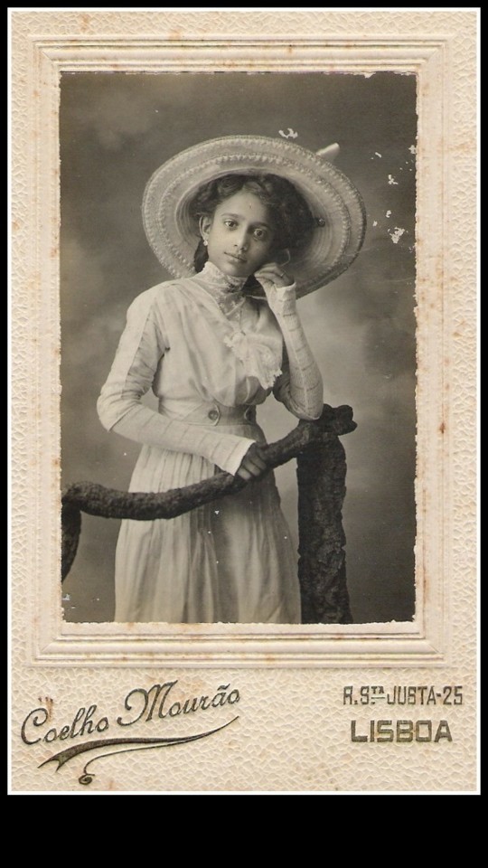Uma rapariga goesa em Lisboa, séc XIX/XX. Fotógrafo «Coelho Mourão», R.Santa Justa, 25, Lisboa. Uma rapariga goesa em Lisboa, séc XIX/XX. Fotógrafo «Coelho Mourão», R.Santa Justa, 25, Lisboa.