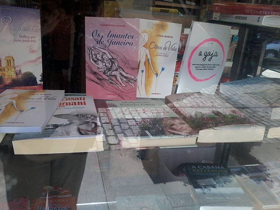 Olhos de Vida na Montra da Livraria Arca Nova em Caminha