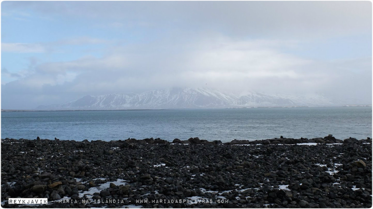 vista da costa em reykjavik - maria das palavras na Islândia