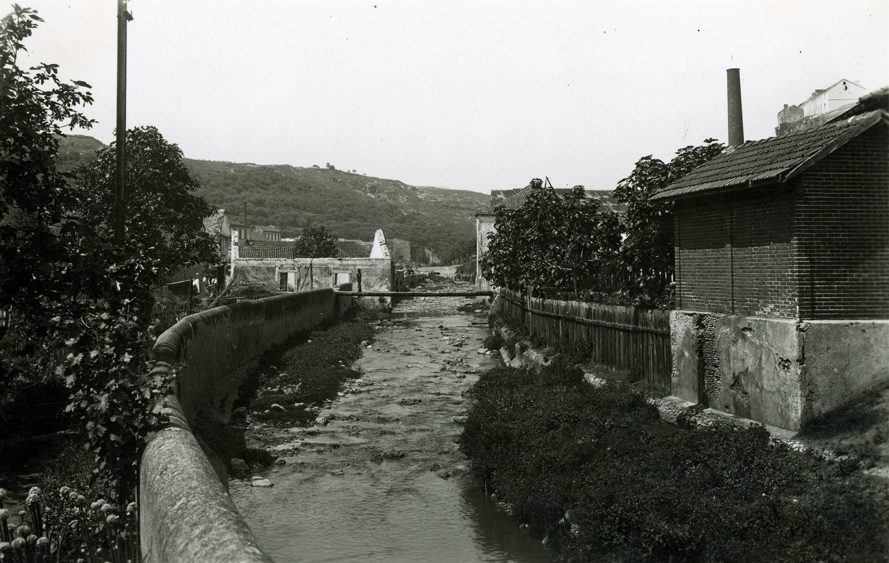 A Ribeira de Alcântara junto da Horta Navia,1944. A Ribeira de Alcântara junto da Horta Navia,1944.