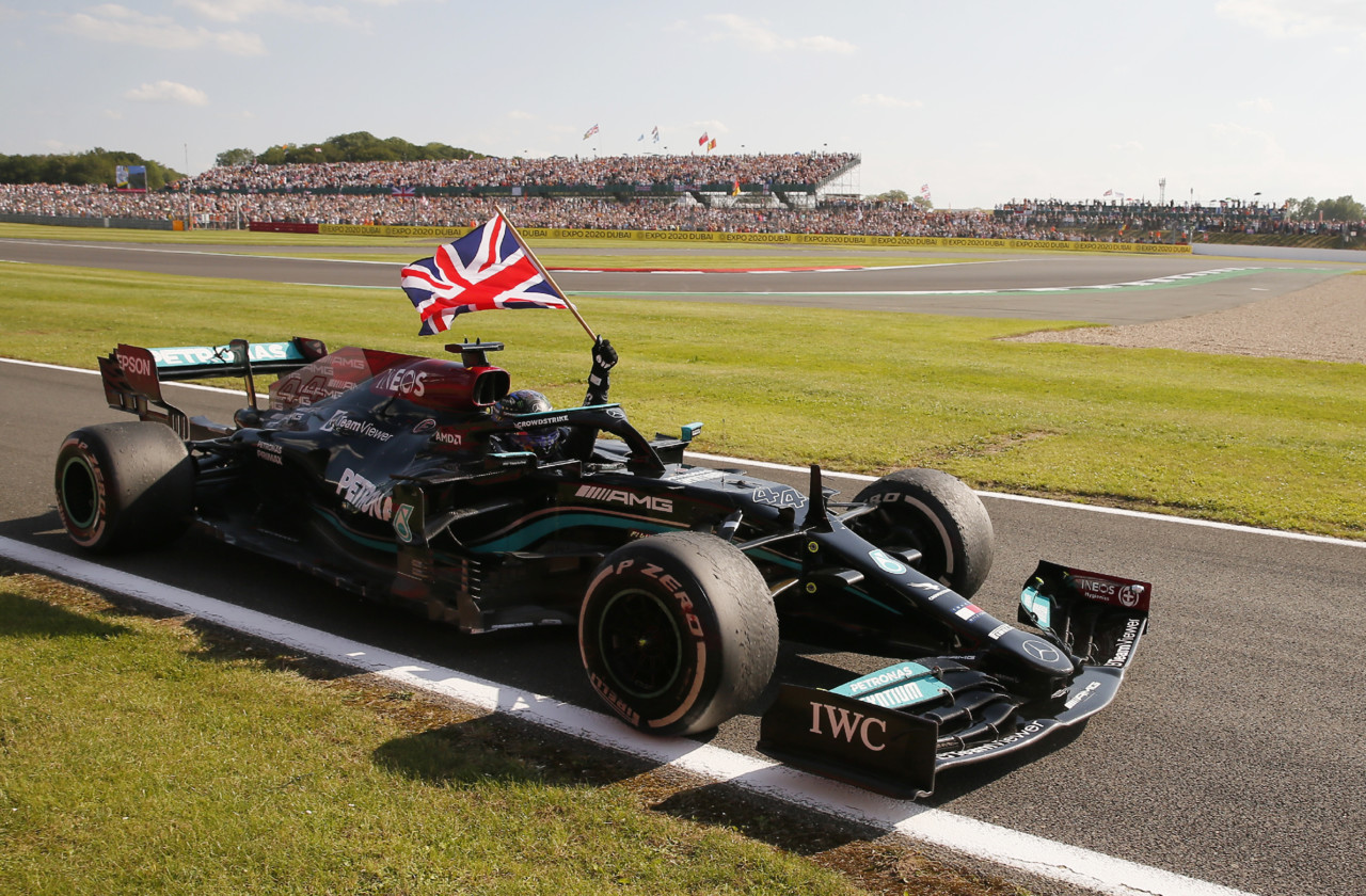 Hamilton ganhou a correr em casa