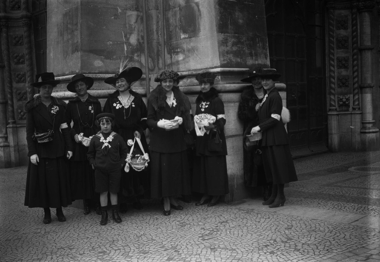 Venda da flor, senhoras junto da estação do Ross Venda da flor, senhoras junto da estação do Ross