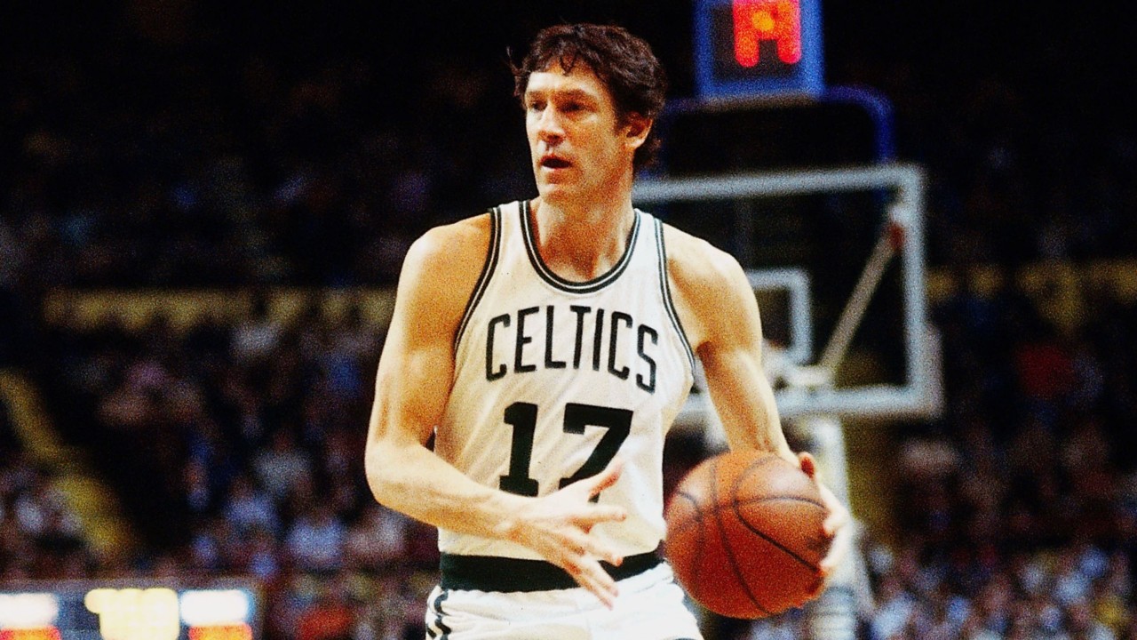 John Havlicek tem o «17» pendurado em Boston John Havlicek tem o «17» pendurado em Boston