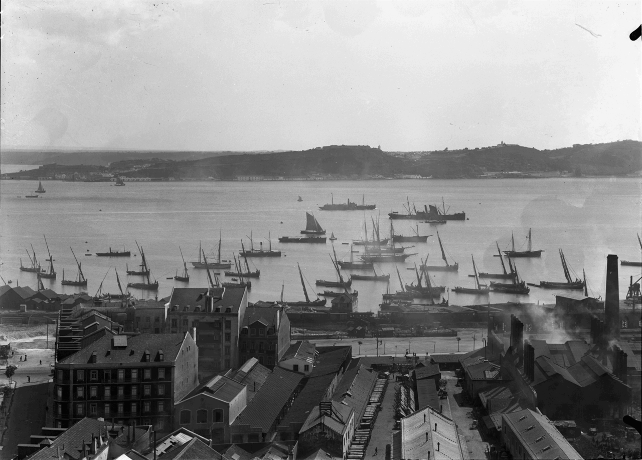 Panorâmica do cais da Ribeira Nova, vendo-se a f