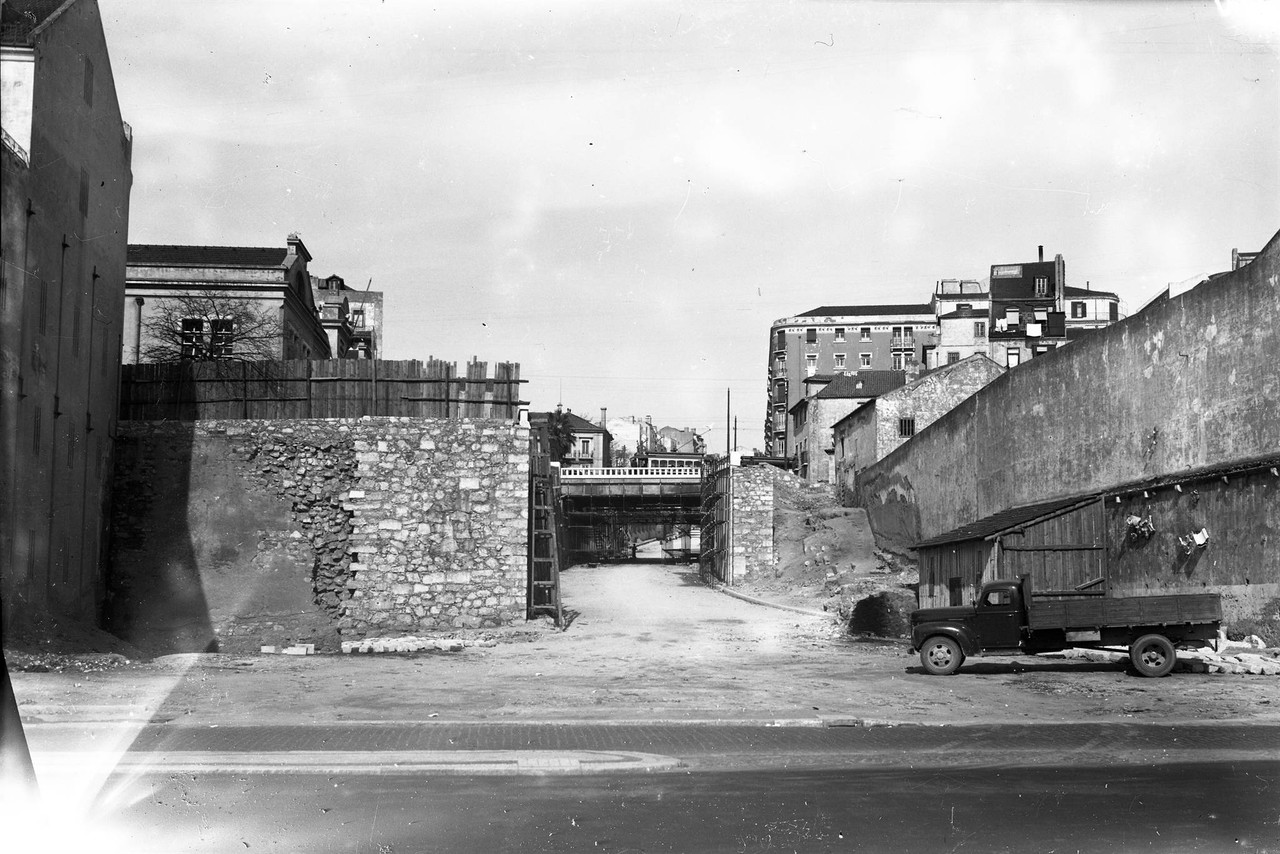 Avenida Infante Santo no cruzamento da avenida 24 