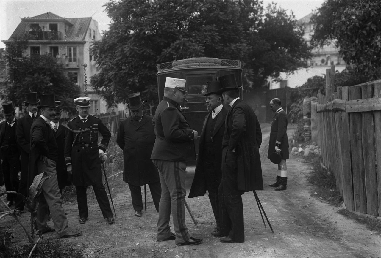 Dom Carlos falando com João Franco e Malheiro Ray
