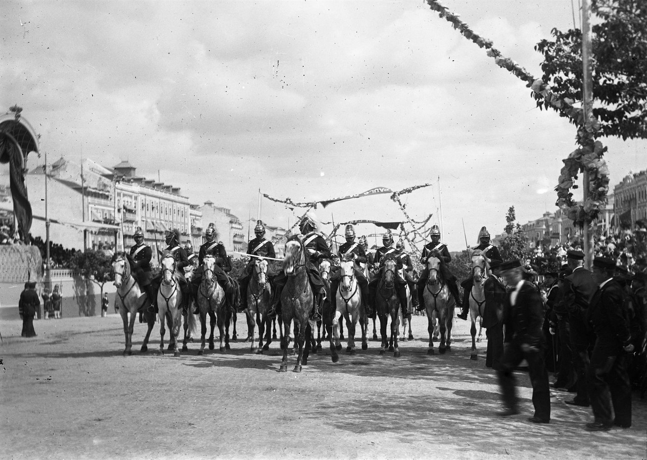 O cortejo na Avenida, 1898, foto de L6.jpg