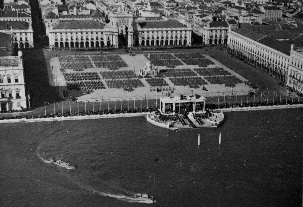 Fotografia aérea da praça do Comércio com parad Fotografia aérea da praça do Comércio com parad