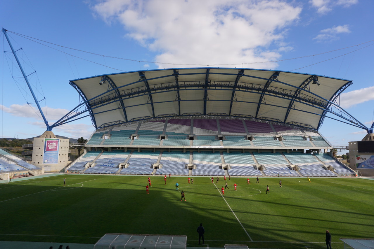 Só a bancada poente abriu