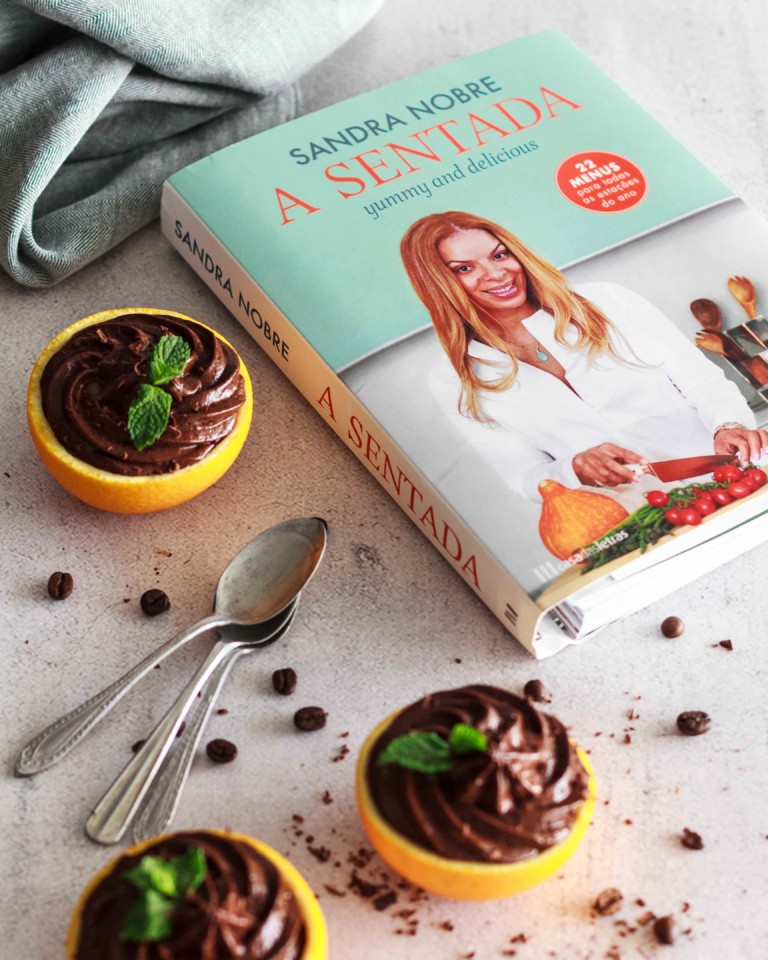 Mousse de chocolate em taças de laranja